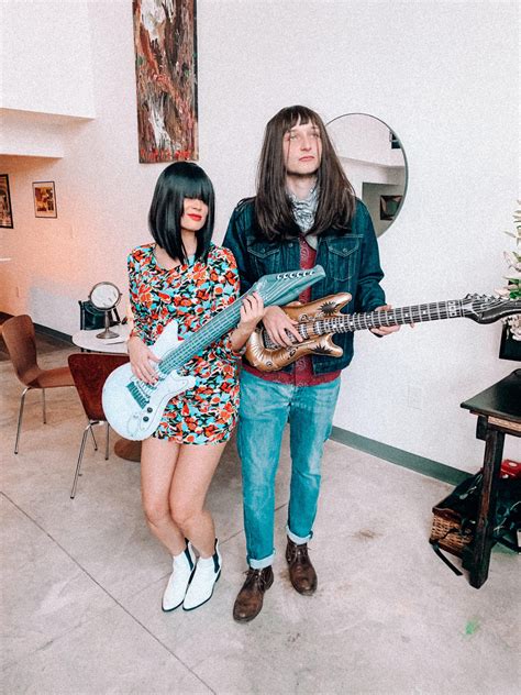 Khruangbin is a three-piece band from Texas, formed of Laura Lee on bass, Mark Speer on guitar, and Donald Johnson on drums. . Laura lee khruangbin husband